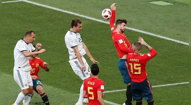 Gerard Piqué cometió este penal que complica la clasificación de España. Foto: EFE Gerard Piqué cometió este penal que complica la clasificación de España. Foto: EFE