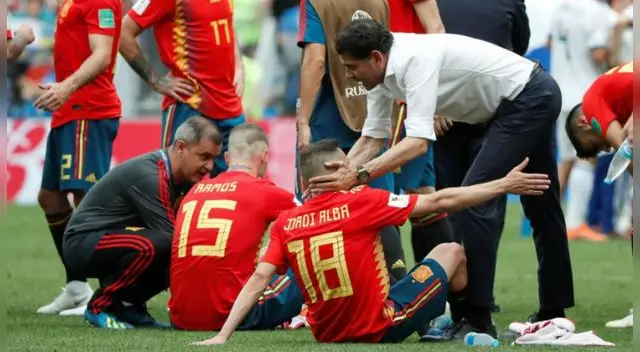 Fernando Hierro consuela a Sergio Ramos y Iago Aspas. Foto: EFE
