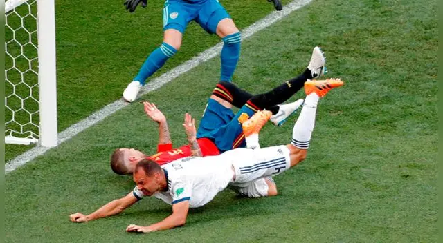Sergey Ignashevich se metió a la historia de los Mundiales tras meterse un autogol. Foto: EFE
