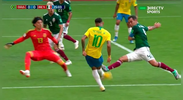 El jugadón de Neymar que evitó Ochoa con un atajadón