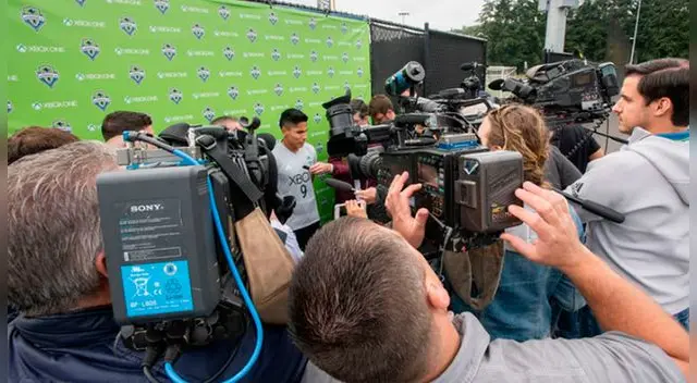 Selección Peruana: Raúl Ruidíaz es asediado por los medios estadounidenses en el Seattle Saunders Selección Peruana: Raúl Ruidíaz es asediado por los medios estadounidenses en el Seattle Saunders
