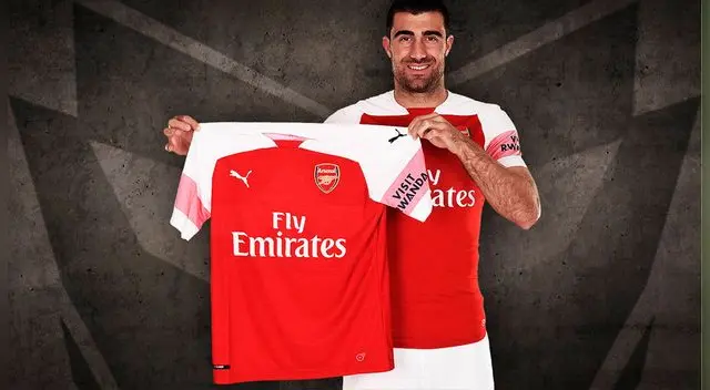 Sokratis Papastathopoulos posa con la camiseta del Arsenal. Sokratis Papastathopoulos posa con la camiseta del Arsenal.