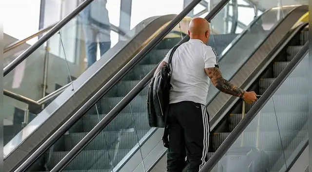 Jorge Sampaoli y Claudio 'Chiqui' Tapia viajan separados en el mismo avión Jorge Sampaoli y Claudio 'Chiqui' Tapia viajan separados en el mismo avión