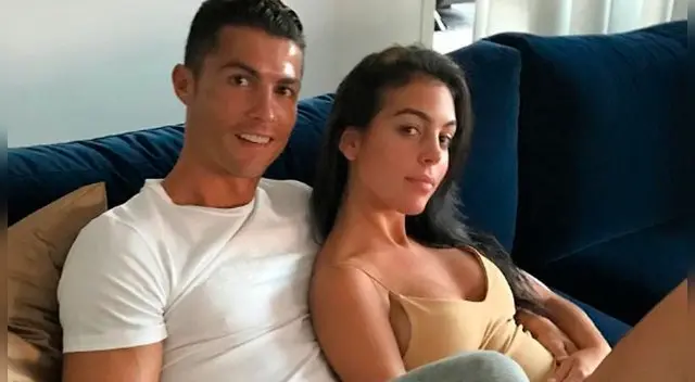Cristiano Ronaldo se encuentra de vacaciones junto a su novia, mientras su futuro futbolístico sigue siendo una interrogante. Cristiano Ronaldo se encuentra de vacaciones junto a su novia, mientras su futuro futbolístico sigue siendo una interrogante.