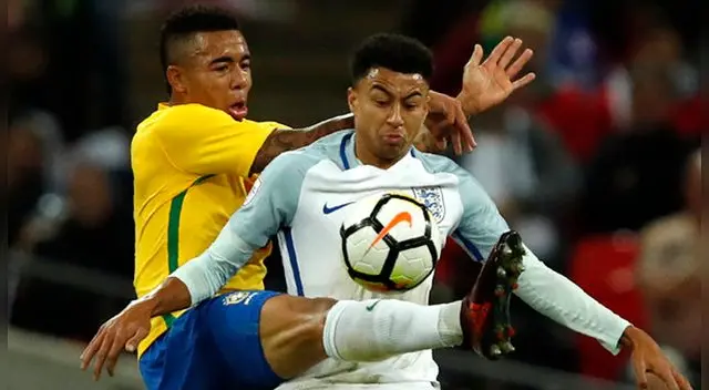 Gabriel Jesus (Manchester City) y Jesse Lingard (Manchester United) disputan un balón.