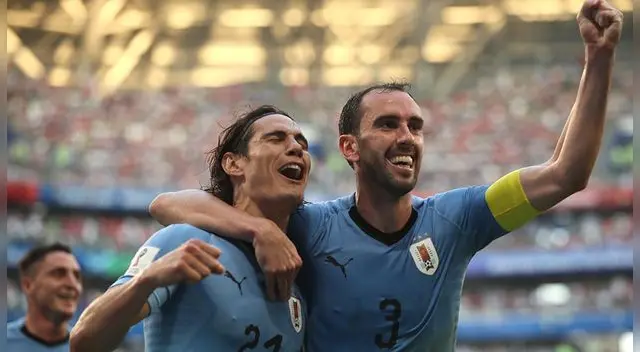 Edinson Cavani celebra uno de sus goles con Diego Godín.