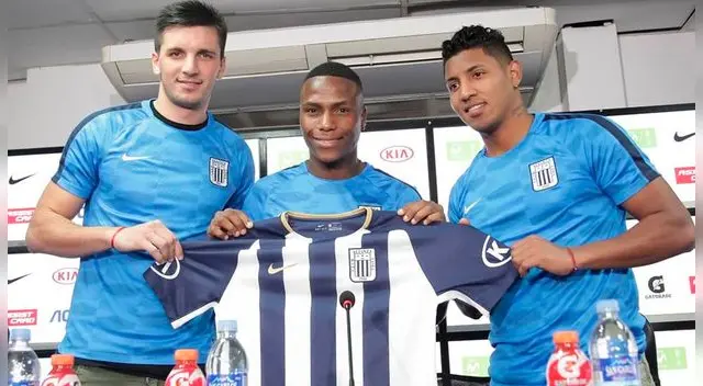 Mauricio Affonso, Roberto Villamarín y Christian Adrianzén posan con la camiseta de Alianza Lima. Mauricio Affonso, Roberto Villamarín y Christian Adrianzén posan con la camiseta de Alianza Lima.