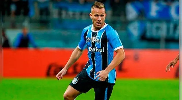 Arthur tiene 21 años y juega en la primera línea de volantes. Arthur tiene 21 años y juega en la primera línea de volantes.