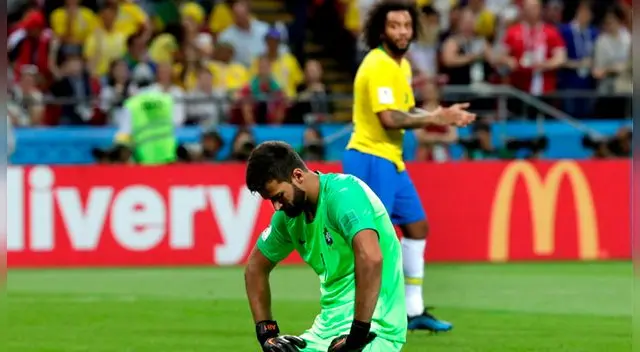 Alisson se lamenta tras el primero de Bélgica. Alisson se lamenta tras el primero de Bélgica.