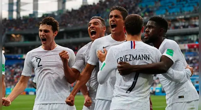Varane festeja con Griezmann el primero del partido. Varane festeja con Griezmann el primero del partido.