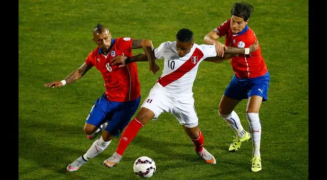Jefferson Farfán disputa un balón con Arturo Vidal y Miiko Albornoz. Jefferson Farfán disputa un balón con Arturo Vidal y Miiko Albornoz.