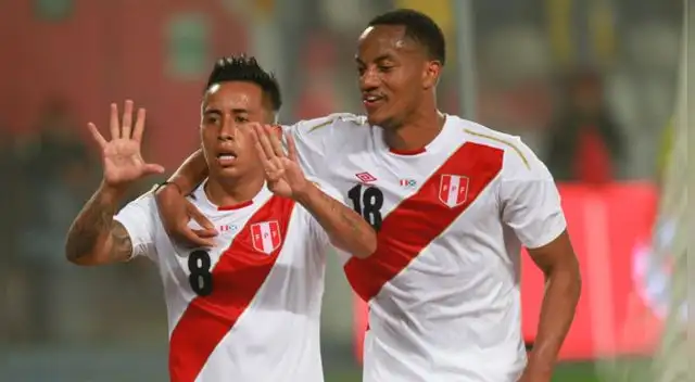 Christian Cueva y André Carrillo celebran un gol a Escocia en el Estadio Nacional.