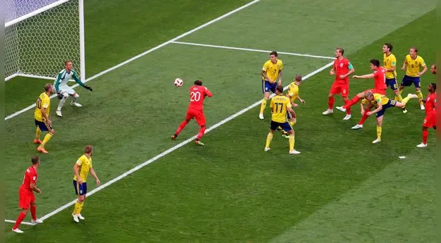 Harry Maguire acaba de conectar de cabeza y marcará el primero para Inglaterra ante Suecia. 