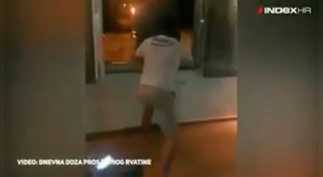 Hincha lanzó su sofá por la ventana ante clasificación croata. Hincha lanzó su sofá por la ventana ante clasificación croata.