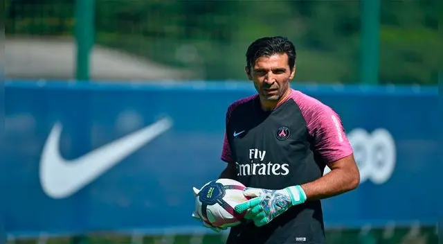 Gianluigi Buffon en su primer entrenamiento como nuevo jugador del PSG se siente feliz. Gianluigi Buffon en su primer entrenamiento como nuevo jugador del PSG se siente feliz.