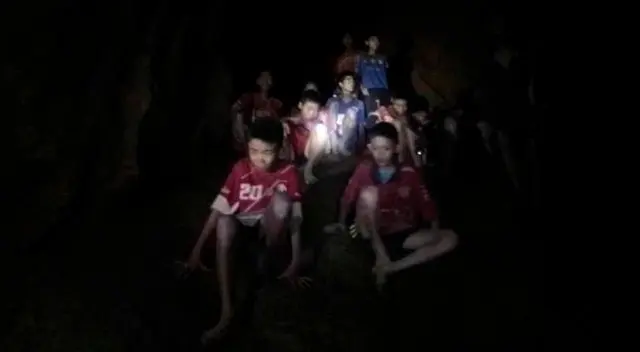 Tailandia rescate: Salvan a 8 niños futbolistas invitados a la final de Rusia atrapados en cueva en Tailandia [Video]