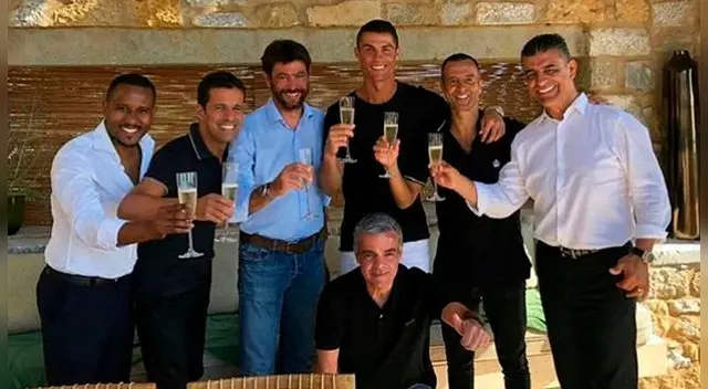 Cristiano Ronaldo celebra su pase a la Juventus con el presidente Agnelli .