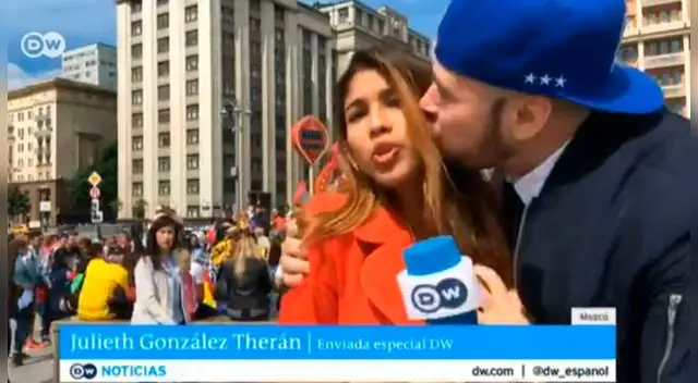 Periodista que cubre el Mundial de Rusia 2018 es besada a la fuerza durante un enlace en vivo