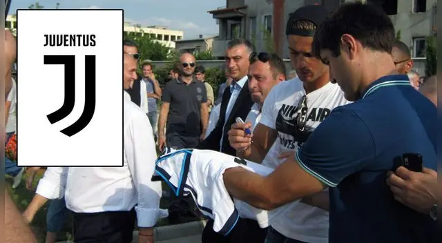 Una niña es la primera en portar la camiseta de la Juventus con la rúbrica del portugués. Una niña es la primera en portar la camiseta de la Juventus con la rúbrica del portugués.