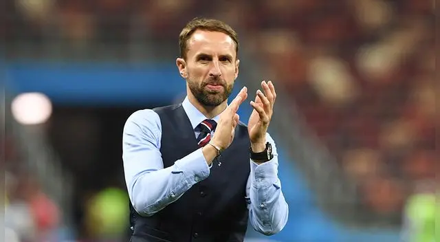 Gareth Southgate le dedica un aplauso a los hinchas de Inglaterra. Gareth Southgate le dedica un aplauso a los hinchas de Inglaterra.