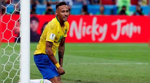 Neymar se lamenta de una acción durante el Mundial Rusia 2018.
