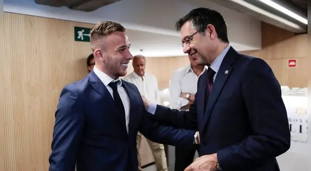 Arthur Melo y Josep Maria Bartomeu antes de entrar a la conferencia de prensa para la presentación. Foto: @FCBarcelona_es
