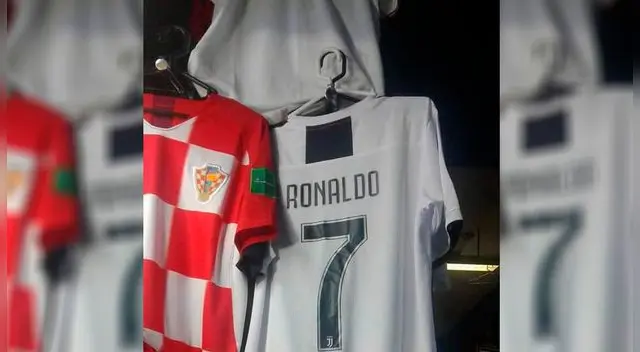 La nueva camiseta de Cristiano Ronaldo ya se vende en Polvos Azules. Fuente: @carloslara710