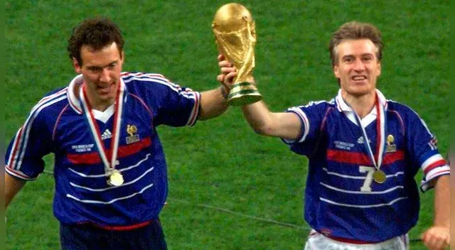 Didier Deschamps con el trofeo del Mundial que ganó en 1998. Junto a él, Laurent Blanc. 