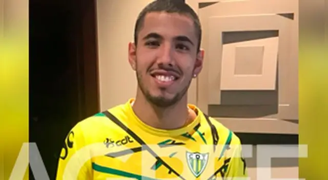 Sergio Peña posa con la camiseta del Tondela.