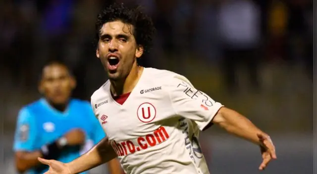 Juan Diego Gutiérrez celebra un gol con Universitario.