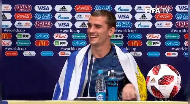 Un periodista le entregó a Antoine Griezmann una bandera de Uruguay, lo cual fue aceptado alegremente por el delantero francés. Un periodista le entregó a Antoine Griezmann una bandera de Uruguay, lo cual fue aceptado alegremente por el delantero francés.