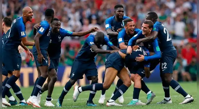 El plantel de la Selección Francesa celebrando la victoria ante Croacia en el Mundial Rusia 2018. | Foto: EFE