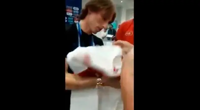 Luka Modric feliz tras recibir la camiseta de Perú. 