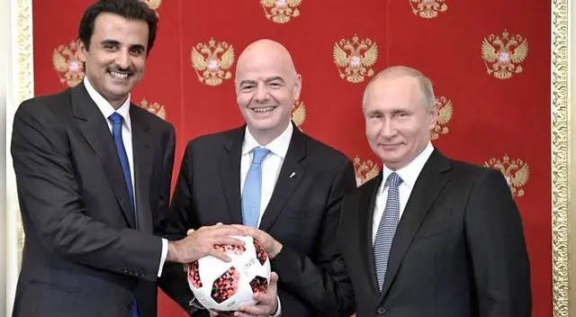 Vladimir Putin entregó relevo simbólico del Mundial al emir de Qatar [VIDEO]