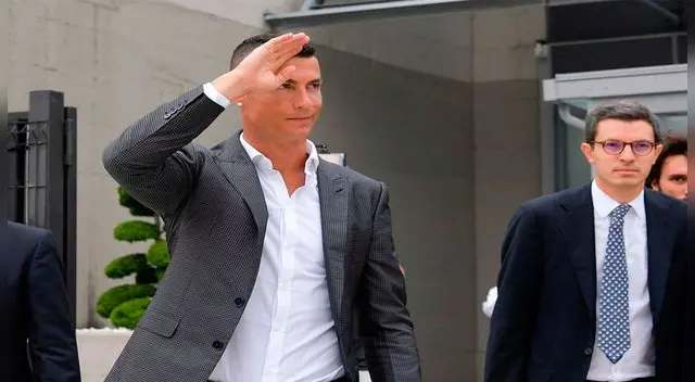 Cristiano Ronaldo: Juventus antes de la revisión médica lo recibió con un mar de hinchas bianconeros. Cristiano Ronaldo: Juventus antes de la revisión médica lo recibió con un mar de hinchas bianconeros.