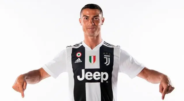 Cristiano Ronaldo posa con la camiseta de la Juventus. Cristiano Ronaldo posa con la camiseta de la Juventus.