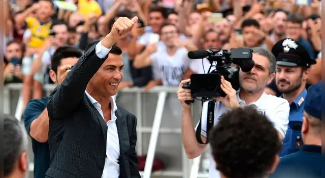 Cristiano Ronaldo saluda a los hinchas de la Juventus.