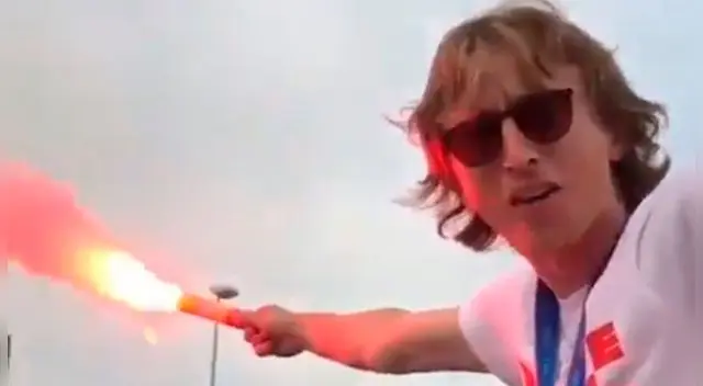 Luka Modric prende una bengala y desata la locura de miles de croatas [VIDEO]