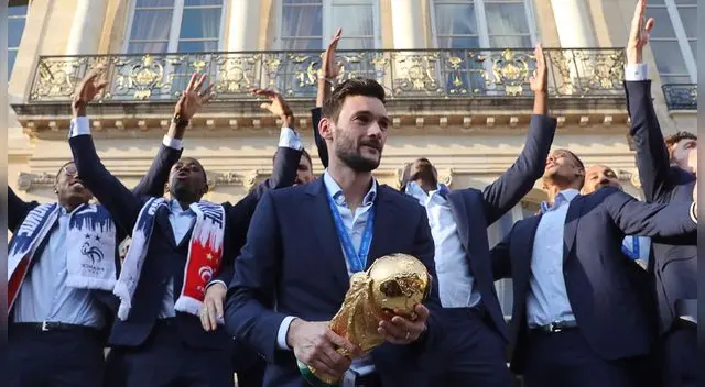 Hugo Lloris cargando la Copa del Mundo ganado en Rusia. Hugo Lloris cargando la Copa del Mundo ganado en Rusia.