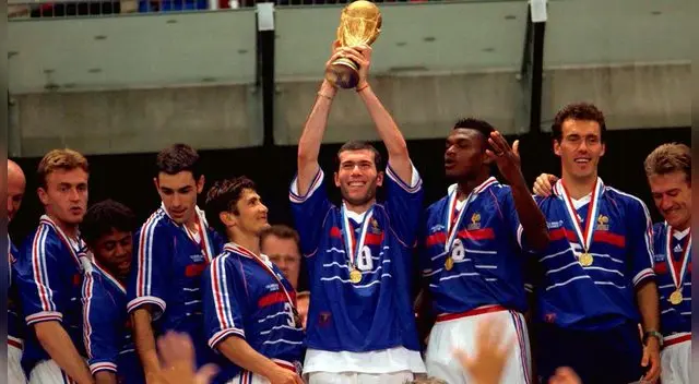 Zinedine Zidane levantó la copa del mundo en 1998. 