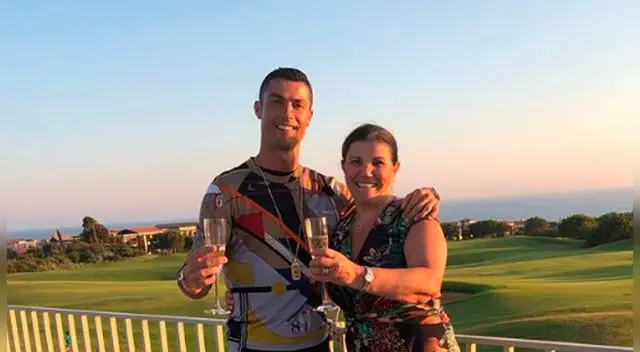 Cristiano Ronaldo y su madre brindando por su fichaje a la Juventus. Foto: Instagram Cristiano Ronaldo y su madre brindando por su fichaje a la Juventus. Foto: Instagram
