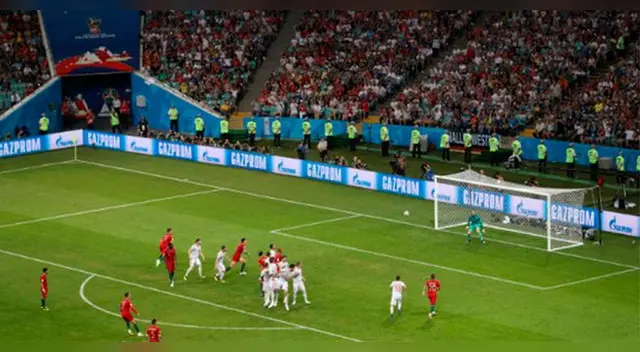 Cristiano Ronaldo (POR), gol contra España. Cristiano Ronaldo (POR), gol contra España.