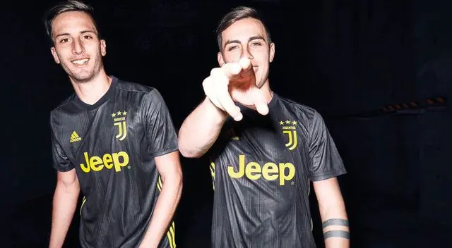 Rodrigo Bentancur y Paulo Dybala posan con la tercera equipación de la Juventus.