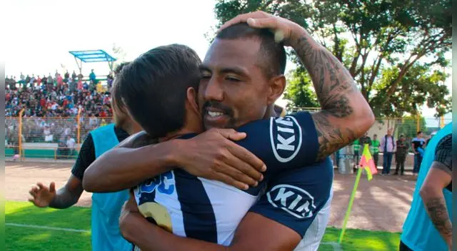 Luis Ramírez celebra un gol de Alianza Lima con Alejandro Hohberg.