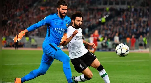 Alisson Becker y Mohamed Salah en el partido entre Roma y Liverpool por semifinales de Champions League. | Foto: EFE