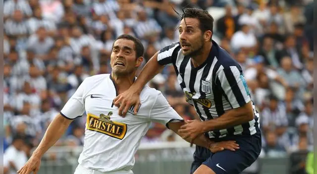 Claudio Pizarro con la camiseta de Alianza Lima durante el Día del Hincha Blanquiazul 2014.
