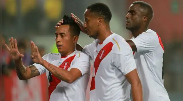 Cueva, Carrillo y Ramos celebran un gol de la Selección Peruana.