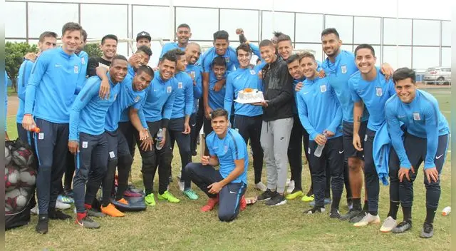 El cumpleañero Luis Garro y sus compañeros de Alianza Lima. El cumpleañero Luis Garro y sus compañeros de Alianza Lima.