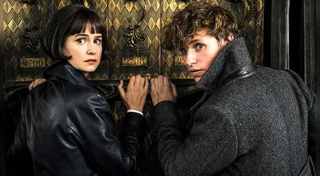 Un joven Dumbledore domina el nuevo avance cargado de acción de la película protagonizada por Eddie Redmayne y Johnny Depp del universo de Harry Potter.