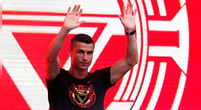 Cristiano Ronaldo saludando a los hinchas que se acercaron a Pekín, China. Foto: AFP
